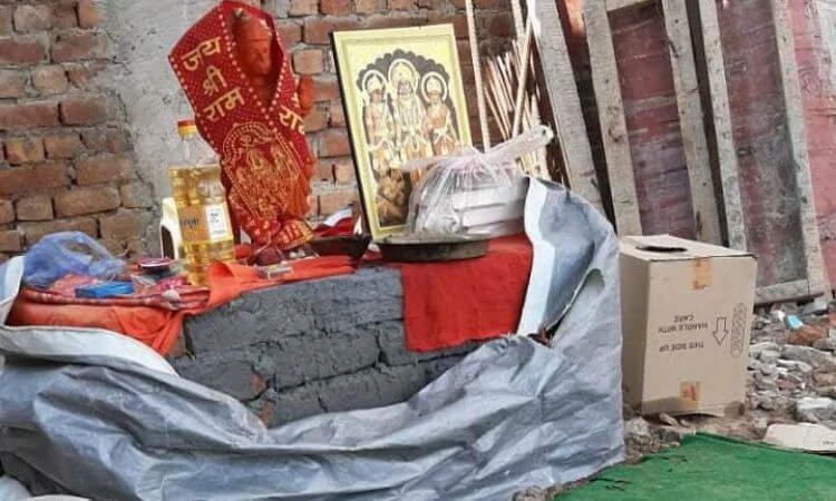 Além de destruir o que estava sendo construído, os radicais hindus ergueram um altar no local para o deus macaco