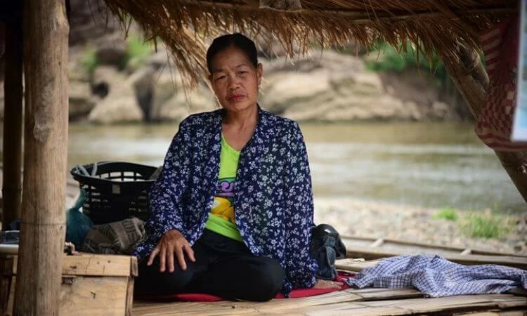 Vilay perdeu o sétimo marido e agora vive com as duas filhas firmes em Jesus no Laos (foto representativa)