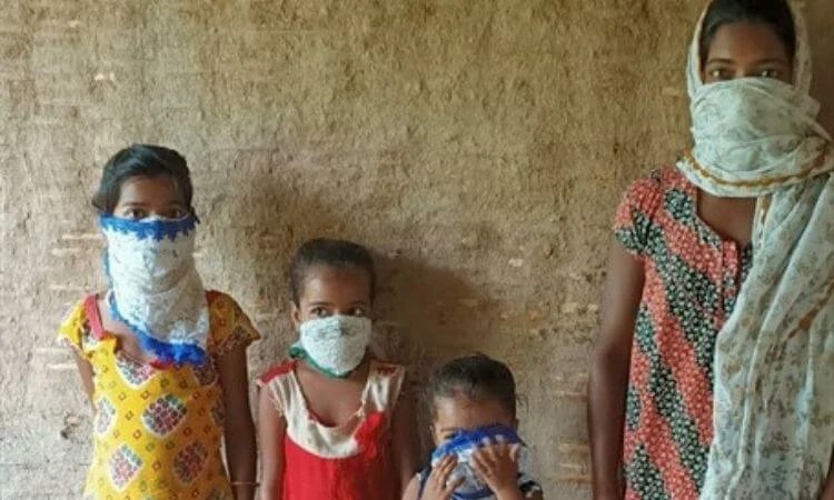 Sujata e os quatro filhos foram beneficiados com a distribuição de alimentos durante a pandemia da COVID-19 na Índia