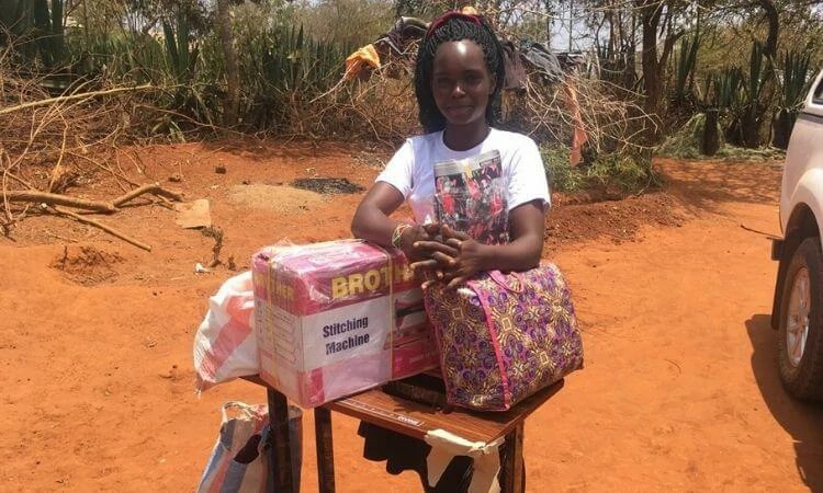 Peninah recebeu ajuda com alimentos durante a pandemia de COVID-19 e ainda ganhou uma máquina de costura para começar os trabalhos