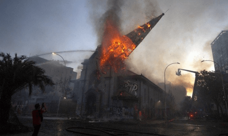 Torre da Igreja Assunção desaba após incêndio e manifestantes comemoram (foto: Pablo Cozzaglio/AFP)