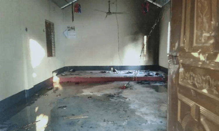 Os perseguidores destruíram e incendiaram a igreja, derrubando porta, janelas e púlpito