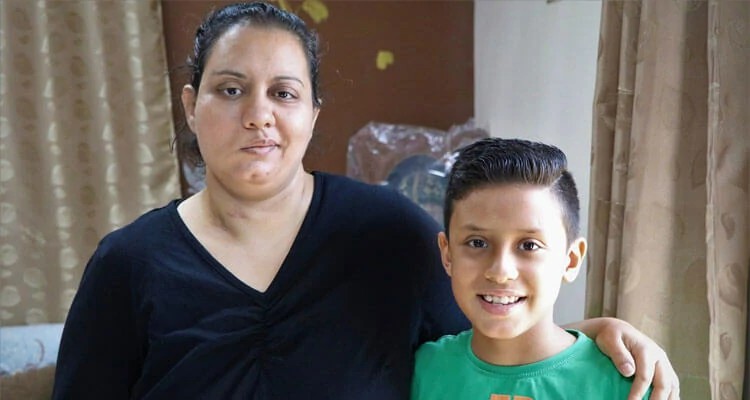 Após perder o marido e um filho, em ataque do Estado Islâmico no Egito, Nancy tem que criar o filho, Yousef, sozinha
