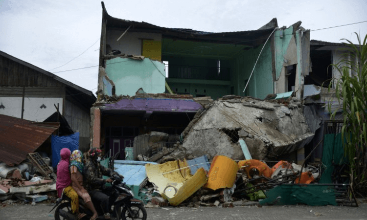 As filhas do parceiro saíram com vida dos escombros, mas a esposa não resistiu e faleceu na Indonésia (foto: AntaraNews)
