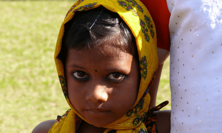 A menina brincava nas ruas de Bangladesh quando foi surpreendida pelos extremistas e forçada a recitar a oração  (foto representativa)