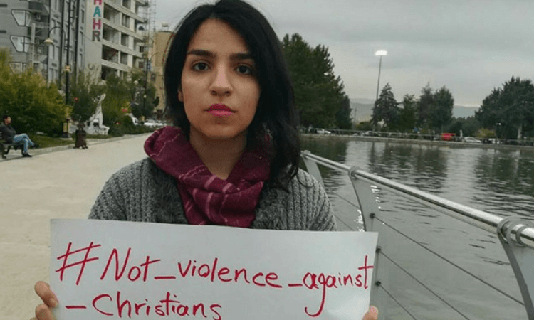 O conselho de igrejas do Irã e ativistas cristãos, como Fatemeh, pedem o fim da pressão contra os seguidores de Jesus (foto: Article18)