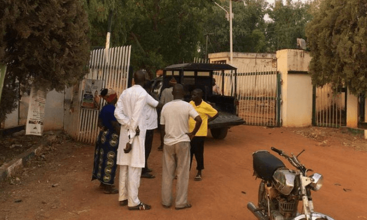 Pais e familiares dos alunos sequestrados buscaram por notícias sobre os filhos na porta da faculdade na Nigéria