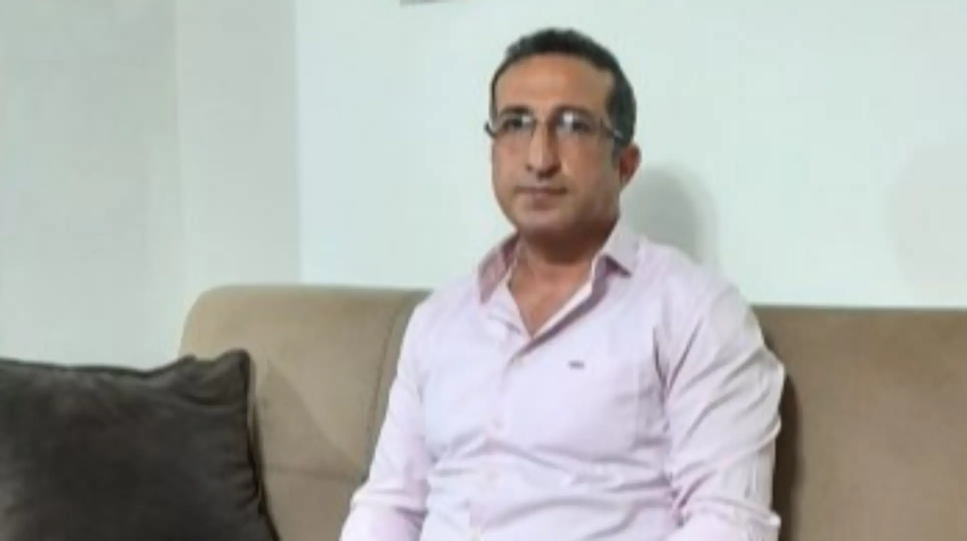 Yousef Nadarkhai foi forçado a ficar a mais de dois mil quilômetros de casa no Irã por liderar igrejas domésticas (foto: Article 18)