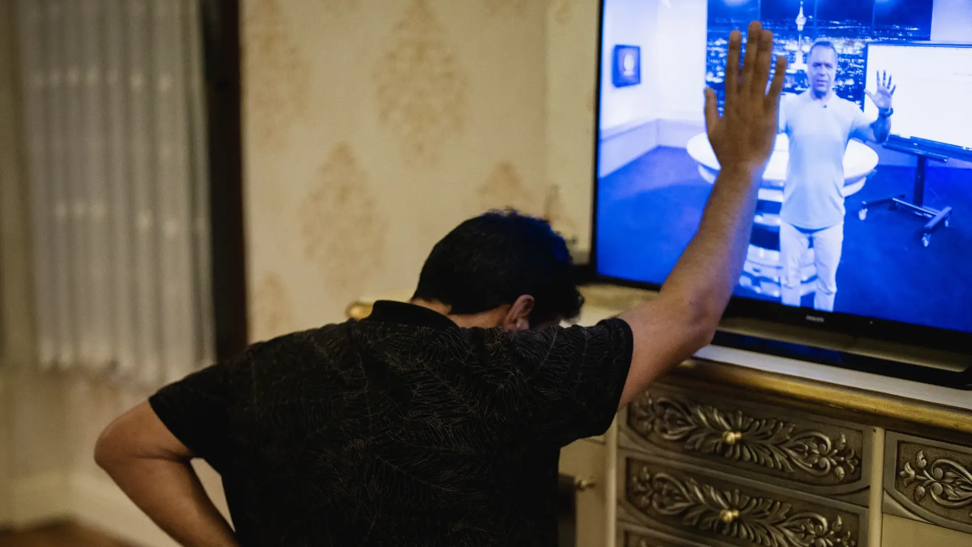 Muitas pessoas são alcançadas por programas de TV que falam de Jesus