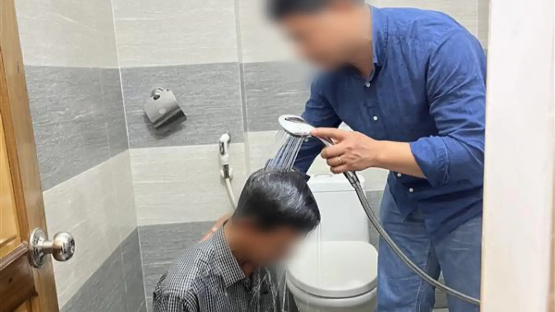 Cristiano secreto es bautizado en un baño en Vietnam