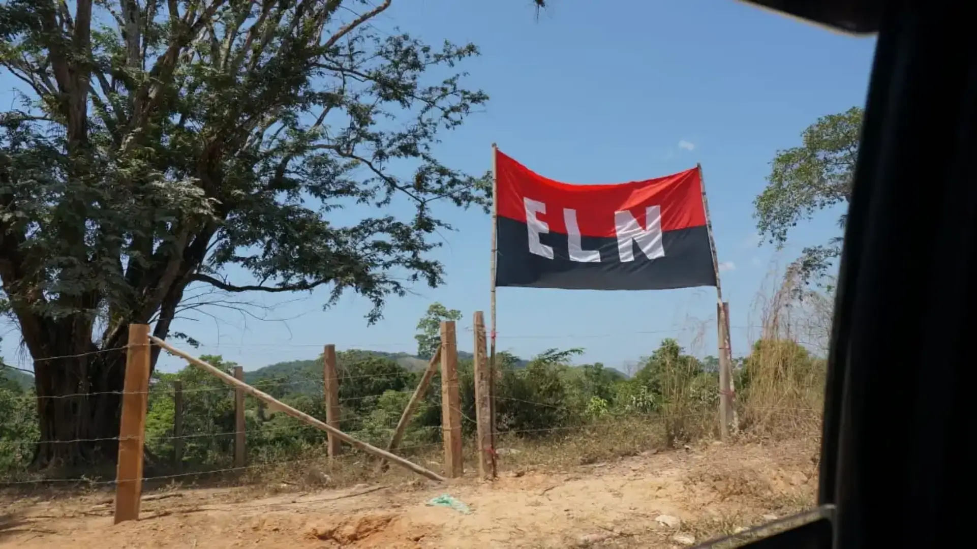 bandeira do exercito nacional da libertação na colombia