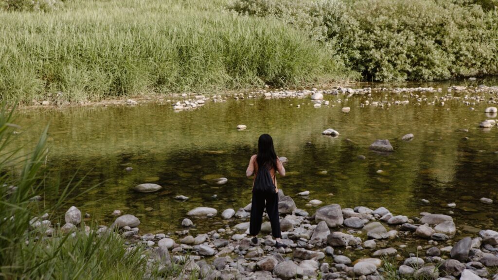 La Historia Silenciosa De Mujeres Cristianas Norcoreanas 1 Joven Cruzando Un Río, Representando El Camino De Fuga Que Muchas Mujeres Norcoreanas Deben Seguir En La Frontera.