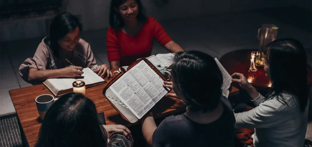 La Historia Silenciosa De Mujeres Cristianas Norcoreanas 2 Foto Representativa De Mujeres Reunidas Con La Biblia Para Un Encuentro Secreto De Discipulado.