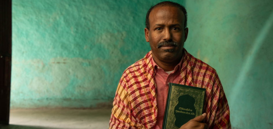 Los Diez Países Donde Es Más Difícil Acceder A Una Biblia 2 Cristiano Somalí Posando Para Una Foto Sosteniendo Una Biblia En El La Altura Del Pecho.
