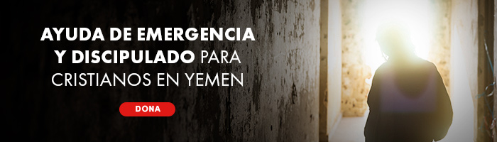 Persona En Un Corredor Oscuro Caminando En Dirección A La Luz Pessoa Em Corredor Escuro Caminhando Em Direção À Luz, Con Llamada De Acción: Ayuda De Emergencia Y Discipulado Para Cristianos En Yemen.&Quot;
