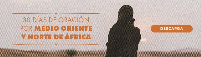 Silueta De Una Persona De Pie Frente A Un Paisaje Desértico Al Atardecer, Con El Texto “30 Días De Oración Por Medio Oriente Y  Norte De África” Y Un Botón Con La Frase “Descarga”.