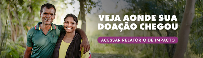 O rodapé mostra um casal de cristãos perseguidos sorrindo. O homem usa uma camiseta verde com um pequeno bolso e gola com detalhes em vermelho e amarelo. Ele tem a pele marrom,barba rala e cabelo curto castanho. A mulher usa uma blusa amarela e um lenço marrom escuro. Ela também tem pele marrom e cabelo castanho, preso e com uma pequena franja à vista. No fundo, vê-se uma paisagem com muitas árvores e no texto ao lado do casal, lê-se "Veja aonde sua doação chegou" com botão "Acessar Relatório de Impacto"