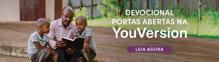 Pai e filhos estão sentados no canto esquerdo. O pai está entre os dois meninos gêmeos com uma Bíblia que lê para os dois. Ao lado lê-se "Devocional Portas Abertas na Youversion, Leia agora"