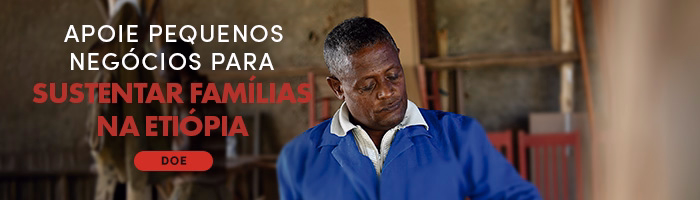 O cristão Jemal está no centro da imagem olhando para baixo. Ele tem cabelo curto e um semblante concentrado. Ao fundo observa-se peças de ferro e madeira usadas nos projetos de geracao de renda. No texto lê-se "Apoie pequenos negócios para sustentar famílias na Etiópia" com o botão "Doe"