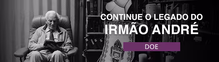 Irmão André sentado em uma poltrona ao lado da frase "continue o legado do Irmão André"