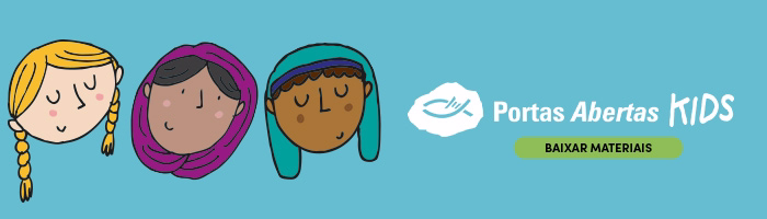 No fundo azul, há a ilustração de três crianças, uma branca com tranças loiras, outras com pele marrom, cabelo castanho e véu roxo e um menino com véu verde-água e lê-se o texto "Portas Abertas Kids" e botão "Baixar materiais"