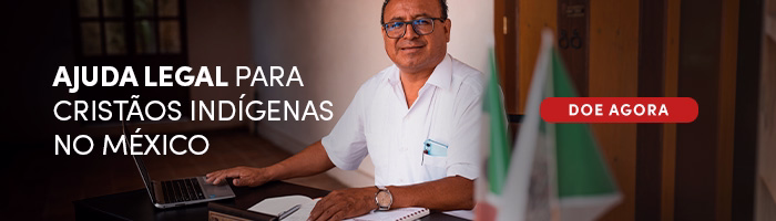 Banner de doação. Um parceiro local da Portas Abertas sorri para a câmera.