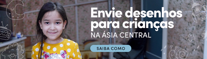 Menina asiática segura um desenho