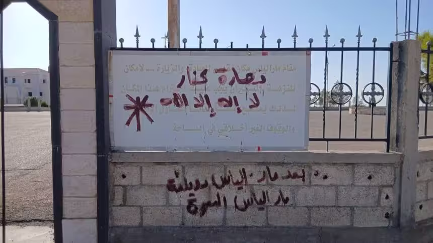 Mensagem escrita por extremistas na entrada de uma igreja na região de Damasco, capital da Síria.