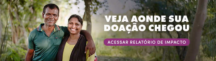 Casal composto por uma mulher e um homem de bangladesh estão em frente a uma paisagem com árvores e folhas. Ao lado lê-se o texto "veja aonde sua doação chegou e baixe o relatório de impacto 2025"