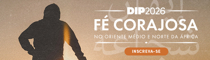 Um homem de costas com roupa escura olha para um céu com luz alaranjada. No texto lê-se "Domingo da Igreja Perseguida 2026: Fé Corajosa" e botão "Inscreva-se"