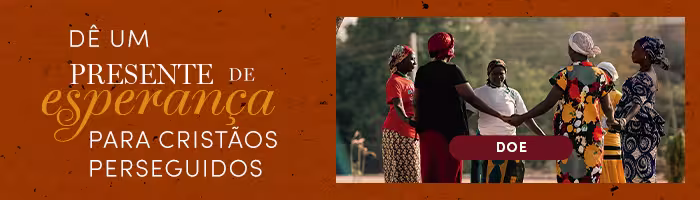 Num pequeno quadro, mulheres estão com mãos dadas usando roupas coloridas expressando afeto. Ao lado delas lê-se o texto "Dê um presente de esperança para cristãos perseguidos"