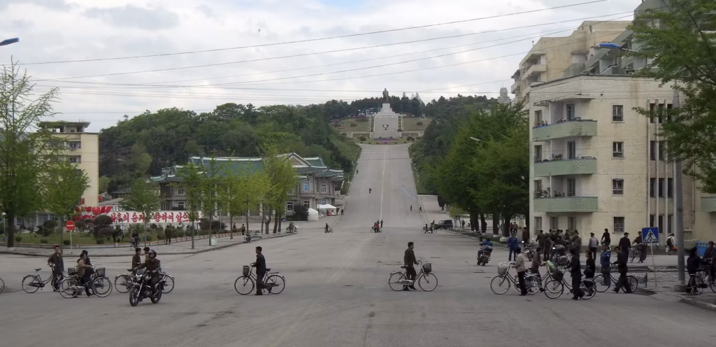 Norte-Coreanos Circulam Pela Rua Em Sua Bicicletas