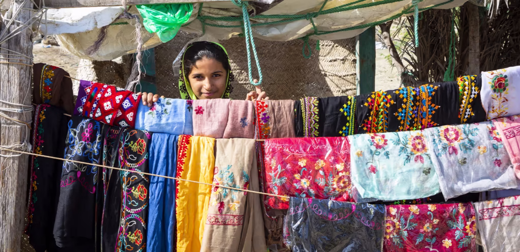 Irã 1 Menina Iraniana Atrás De Um Varal Com Tecidos Coloridos