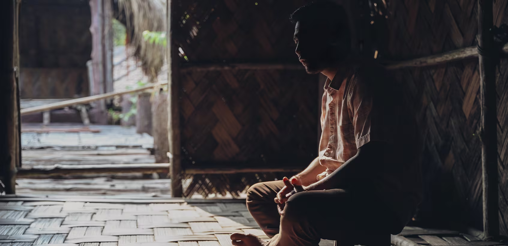 Homem indiano em sua casa