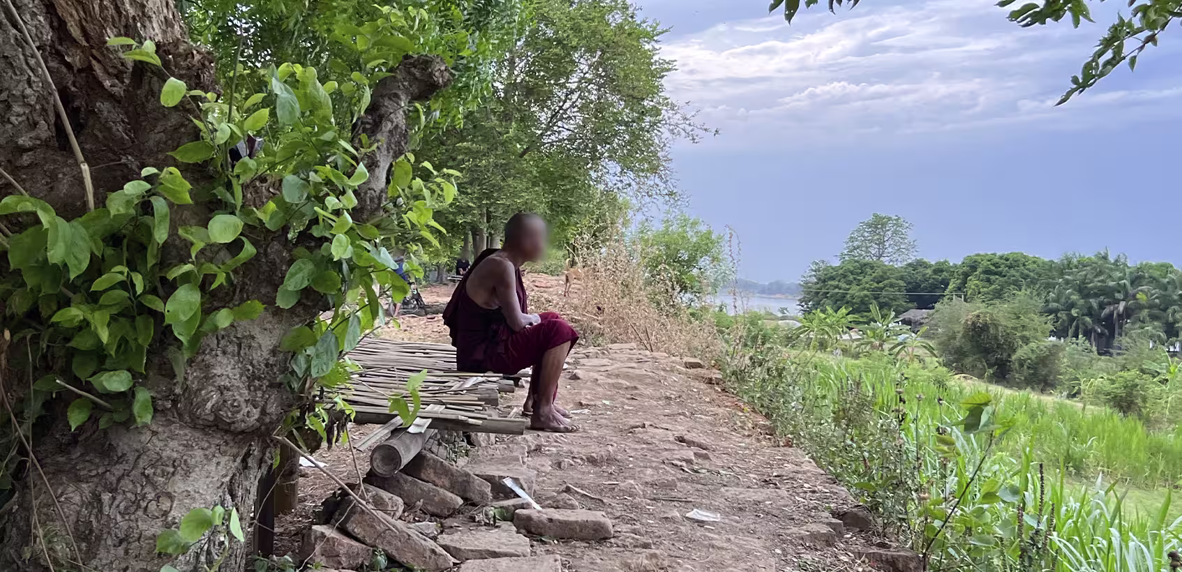 Homem no Mianmar observa a paisagem local