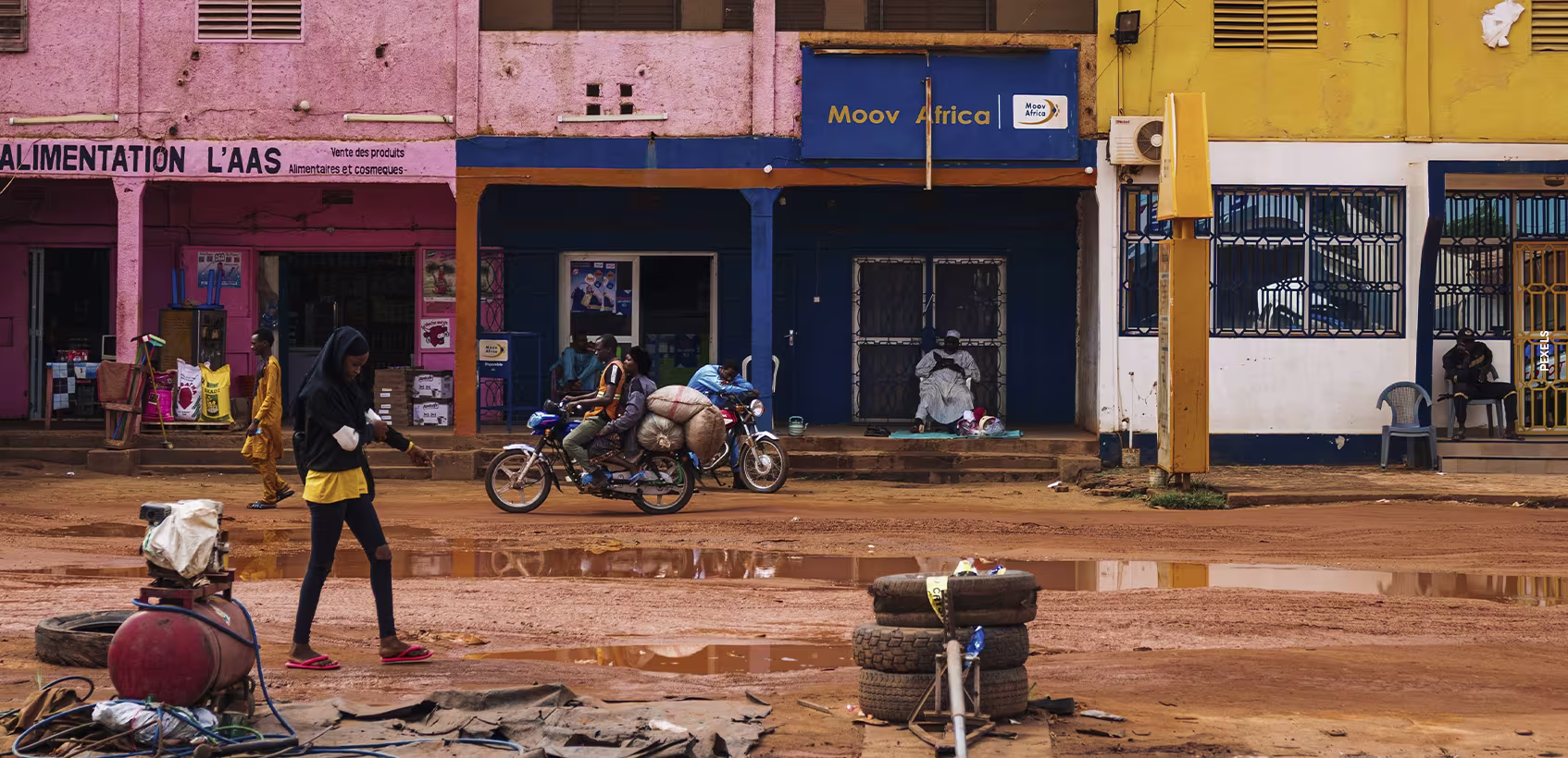 Pessoas caminhando em rua de terra no Mali