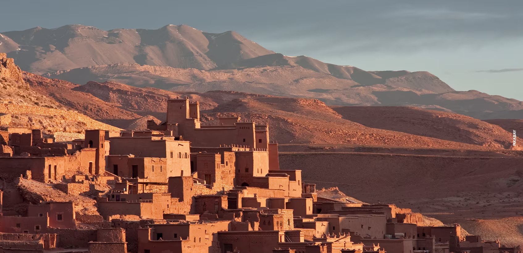 Paisagem do Marrocos. Há casas em contraste com as montanhas.