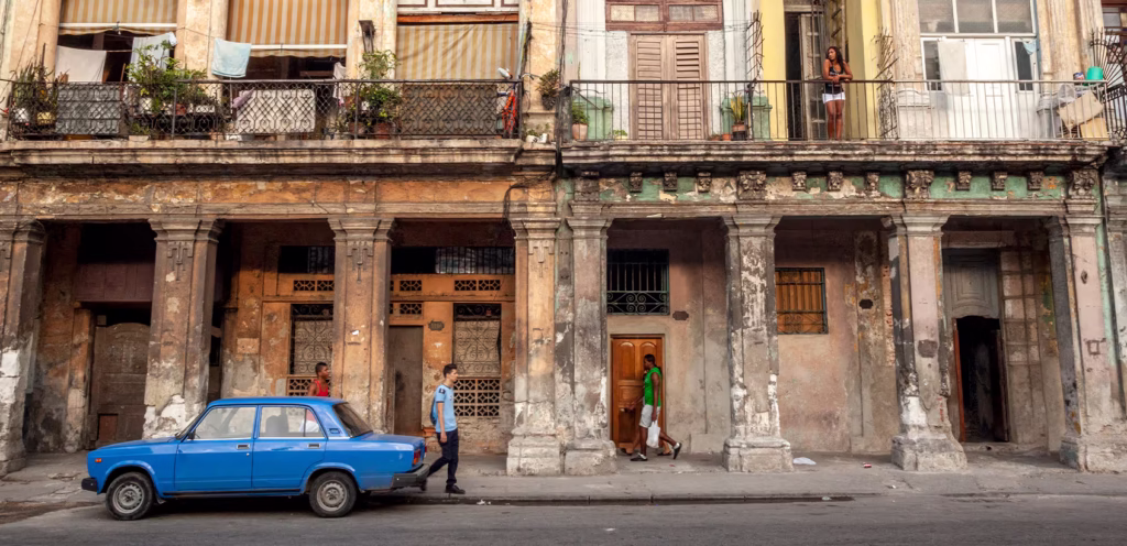 Cidadãos Cubanos Caminham Pelas Ruas