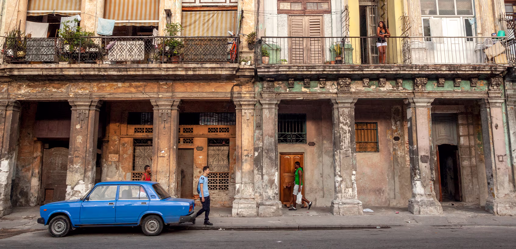 Cidadãos cubanos caminham pelas ruas