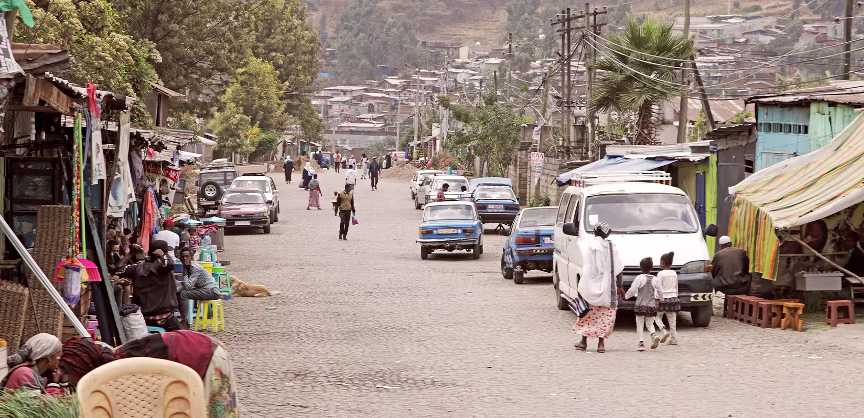 Ruas da Etiópia, com casas, carros e comércios