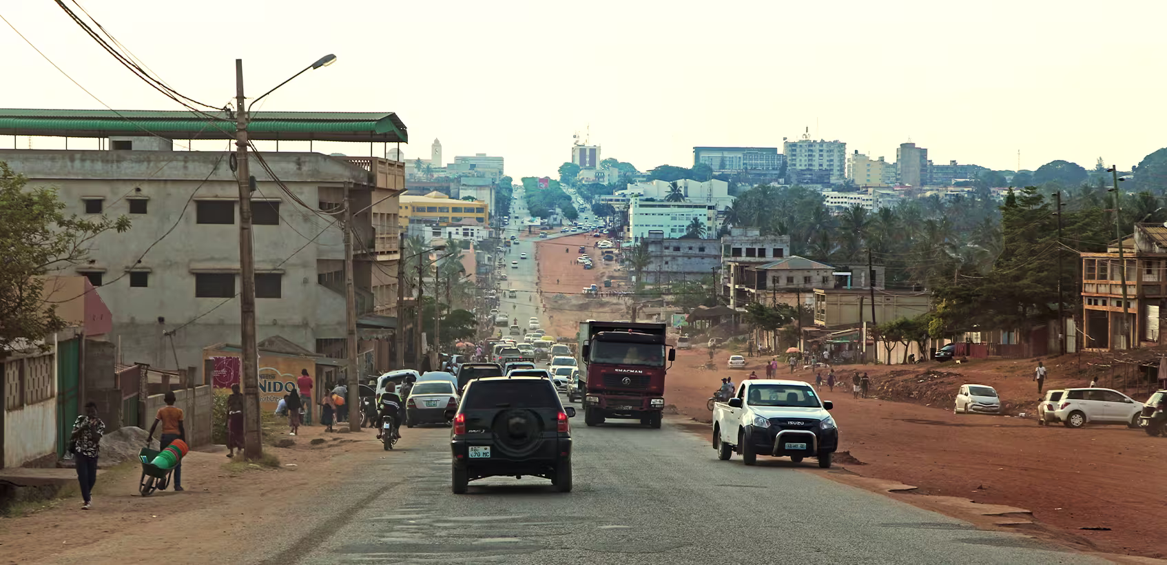 Carros circulando pelas ruas de Moçambique