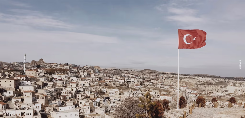 Turquia 1 Cidade Turca Vista Ao Longe, Com A Bandeira Nacional Tremulando À Frente