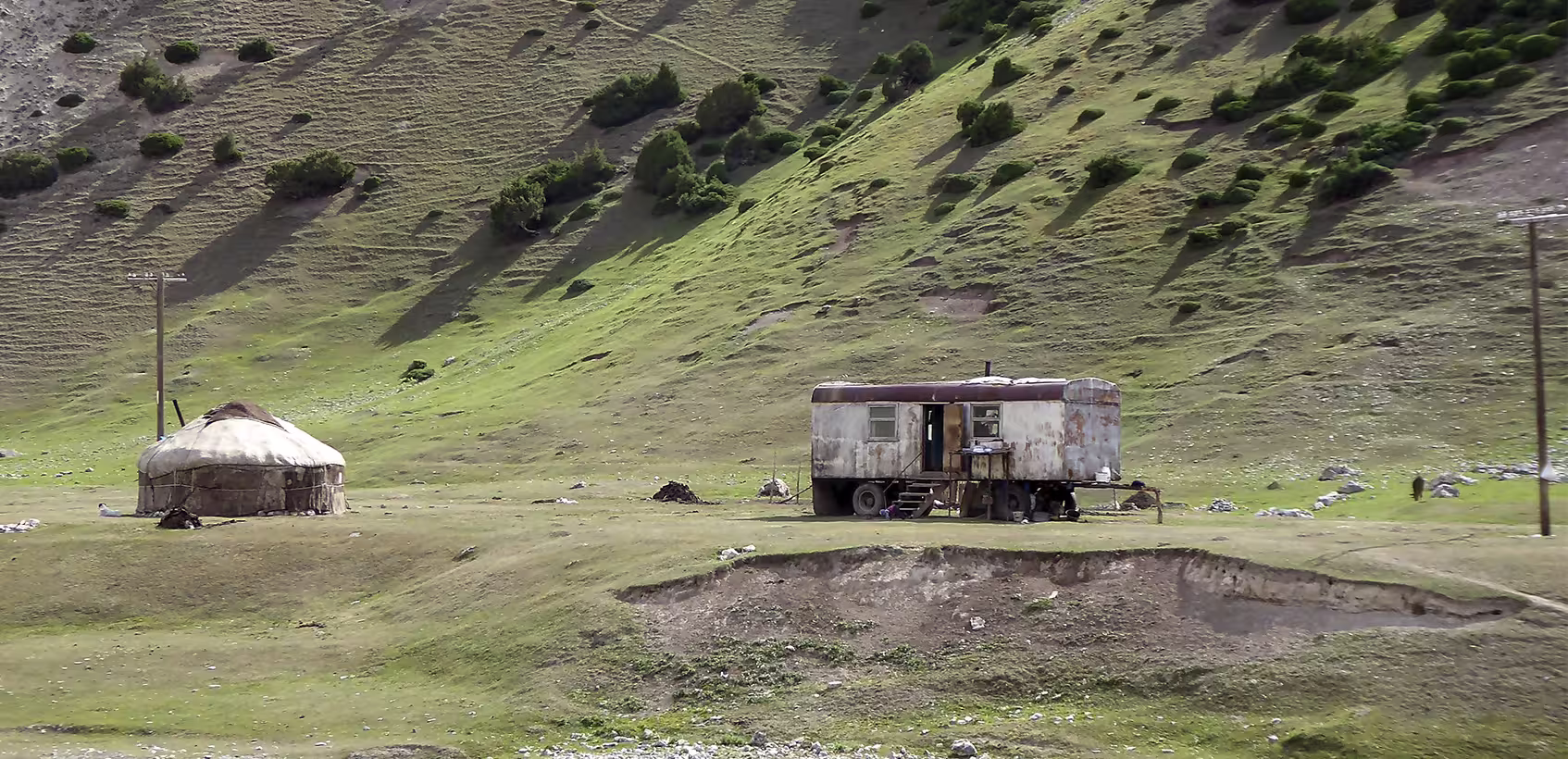 Trailer nas montanhas do Cazaquistão