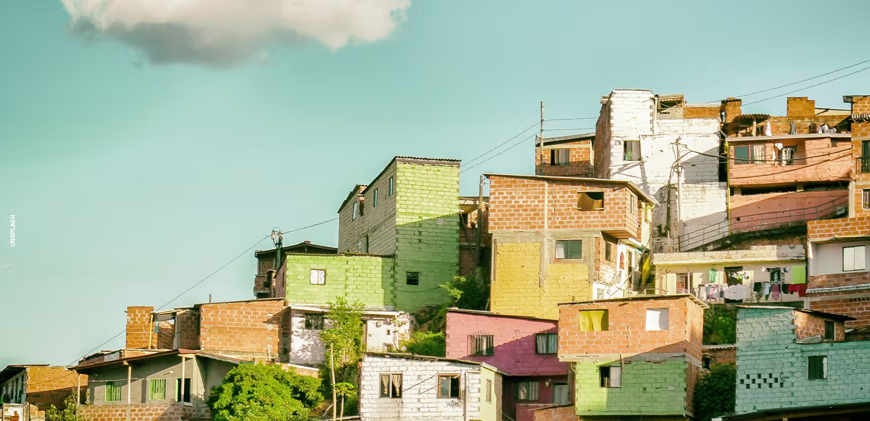 Casas coloridas de uma vizinhança colombiana