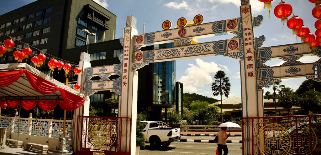 Brunei 1 Rua De Uma Cidade Em Brunei. Há Um Pórtico Decorado No Estilo Da Cultura Local.
