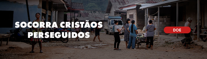 Rodapé da campanha Rota da Perseguição mostra um grupo de pessoas em uma estrada precária e no texto dia "socorra cristãos perseguidos"