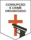 Brasão com uma cruz vermelha central e a ilustração de uma pistola apontada para a direita sobreposta à cruz, com o texto "Corrupção e Crime Organizado" na parte superior.