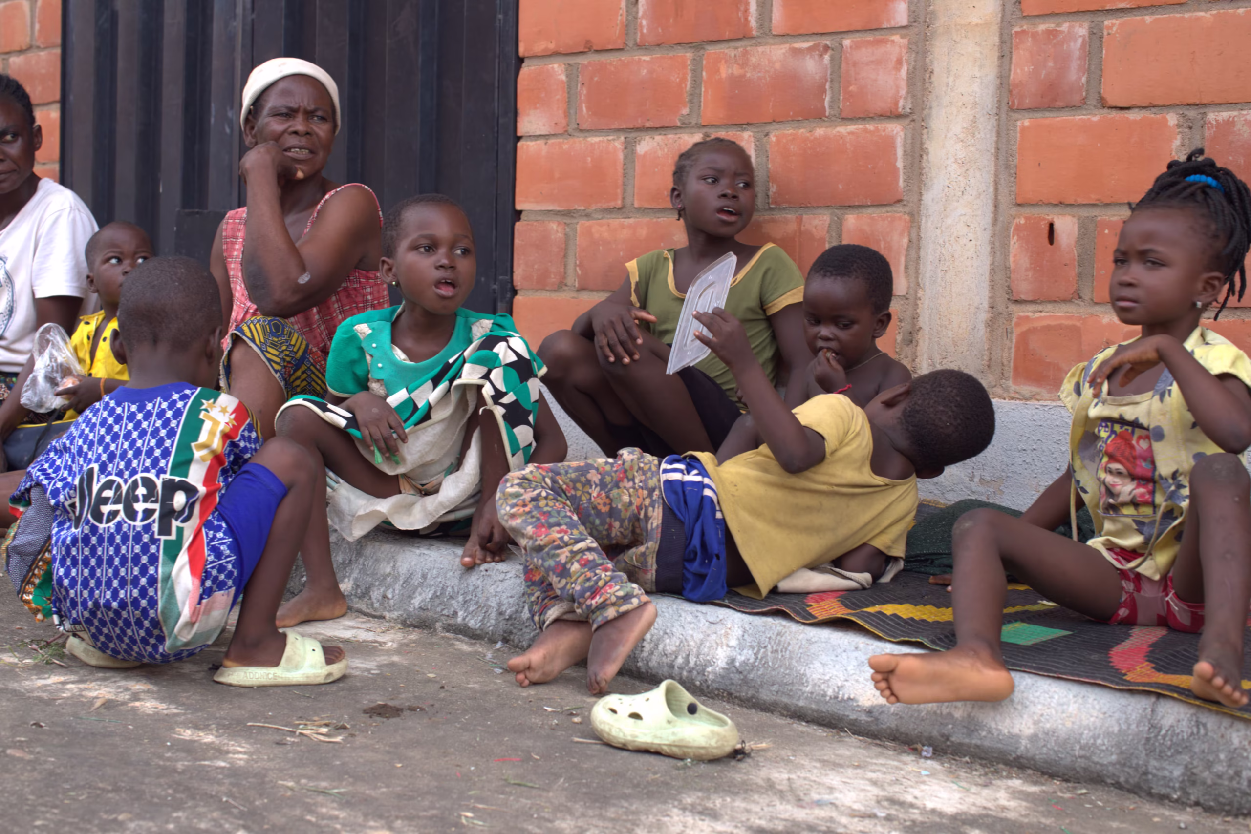Crianças nigerianas sentadas na calçada