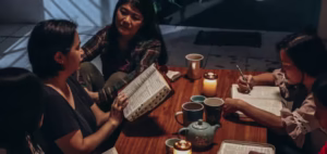 mulheres cristãs norte-coreanas leem a Bíblia em um culto doméstico secreto