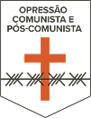 Brasão com uma cruz vermelha central, uma linha de arame farpado horizontal e o texto "Opressão comunista e pós-comunista" na parte superior.